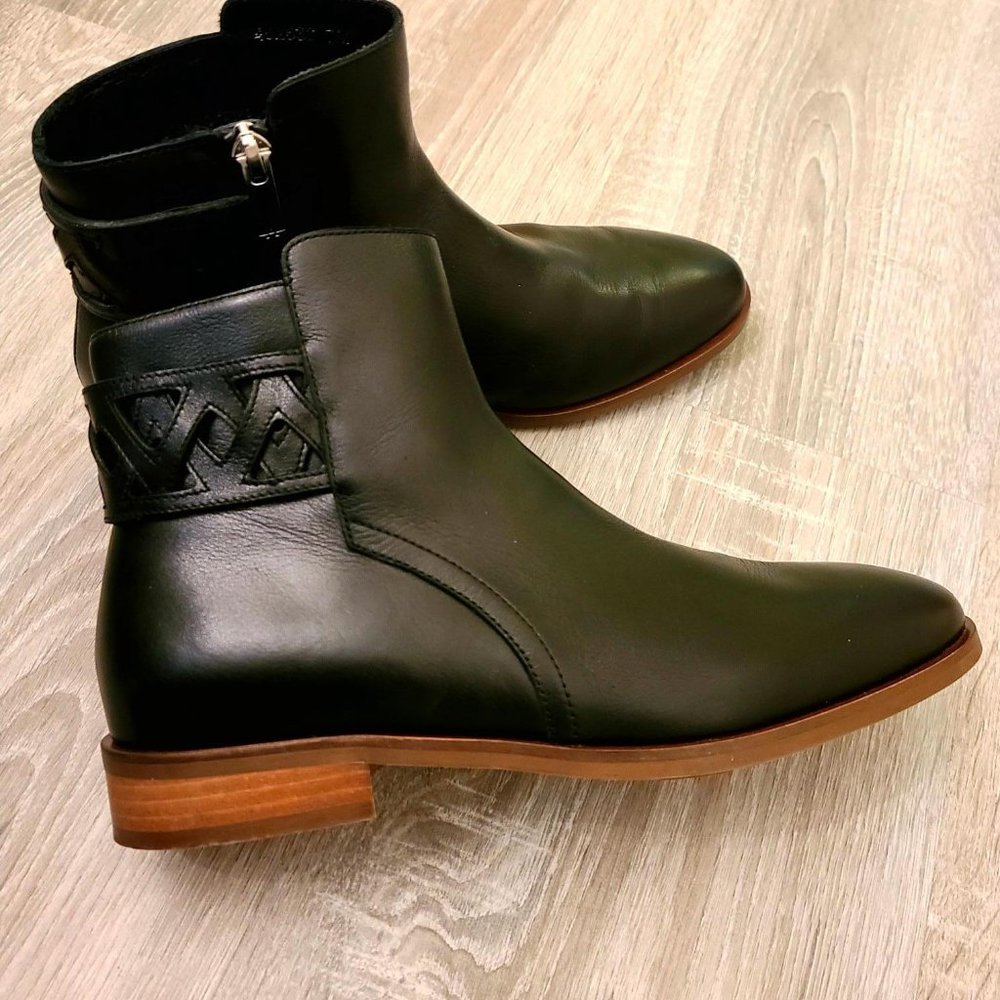 NWOT Aquatalia Black Leather Ankle Boots